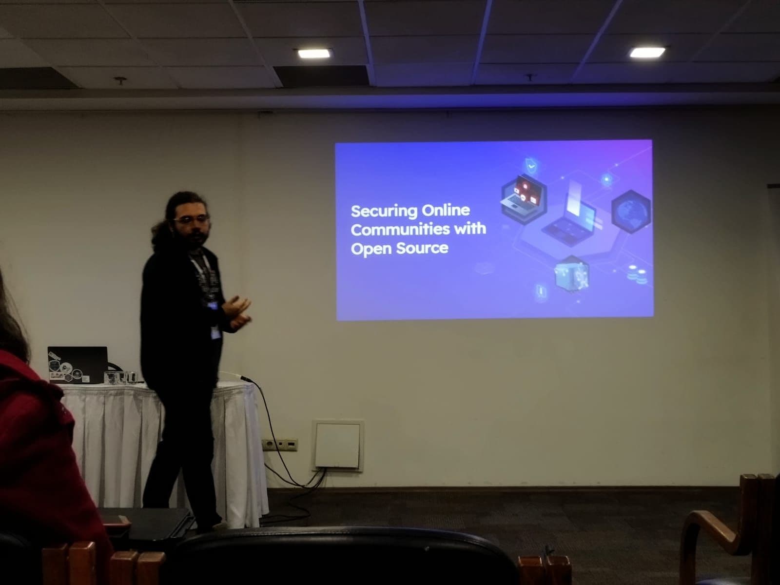 Photo of me giving a cybersecurity presentation at Devfest Izmir 2022