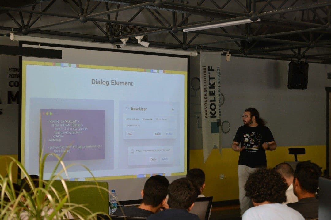 Photo of me giving a presentation at Google I/O extended Izmir